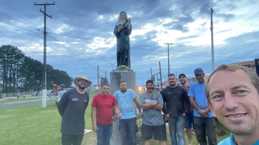 Comunidade Santa Rita instala imagem da padroeira em rotatória em Guarapuava