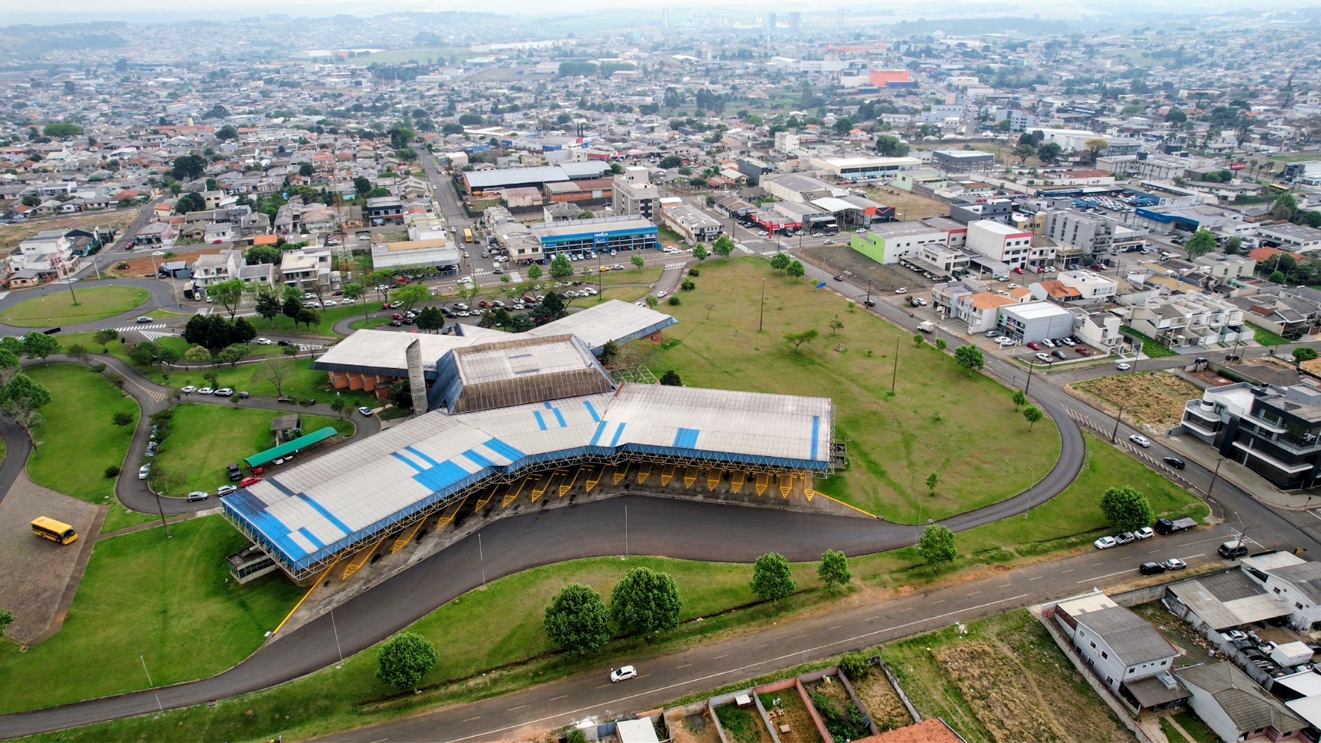 Cão farejador revela contrabando e passageiro com mandado é preso na rodoviária de Guarapuava