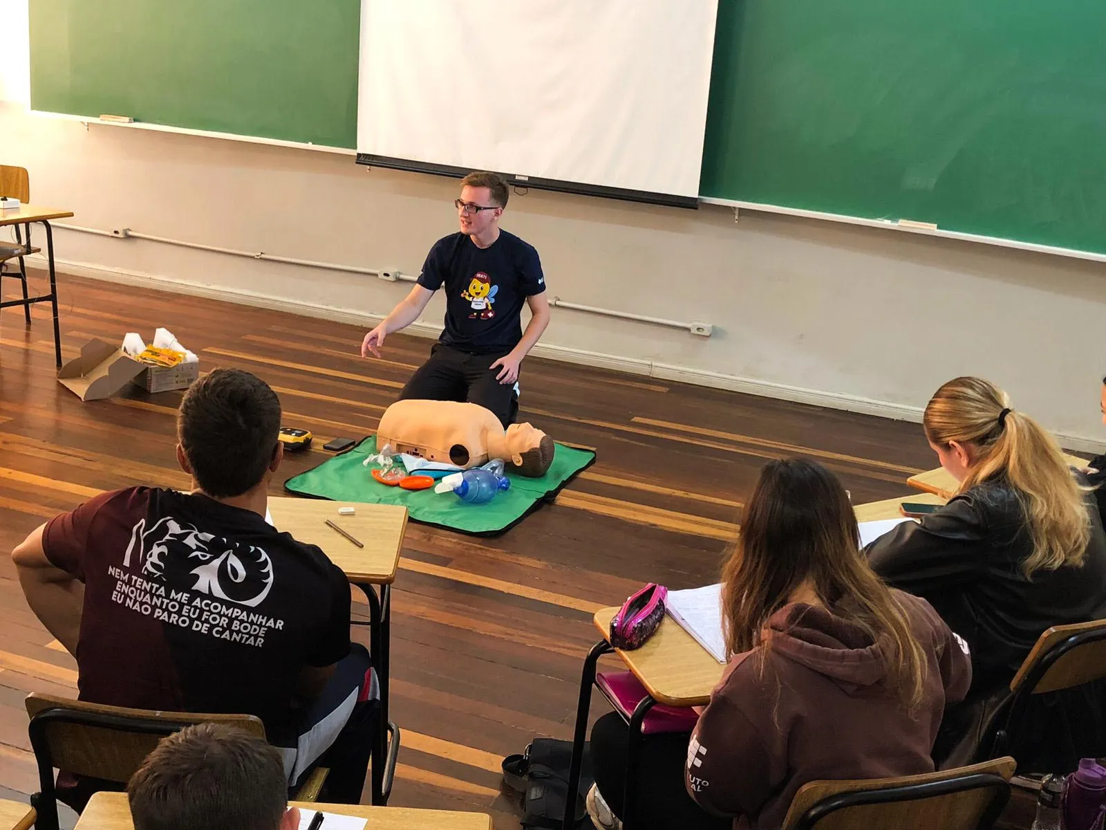 Capacitação em primeiros socorros na infância é tema de atividade no curso de Educação Física da Unicentro