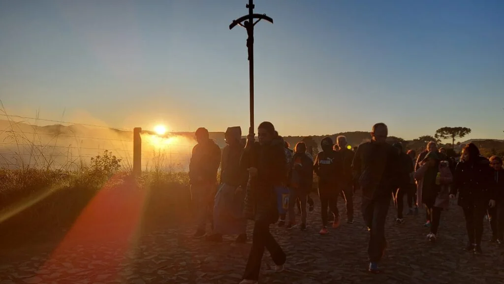 Comunidade promove caminhada penitencial na Sexta-feira Santa em Guarapuava