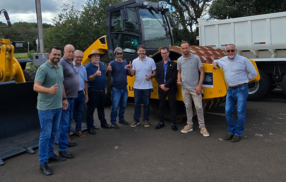 Prefeitura de Turvo entrega 5 novas máquinas para reforçar as estradas rurais