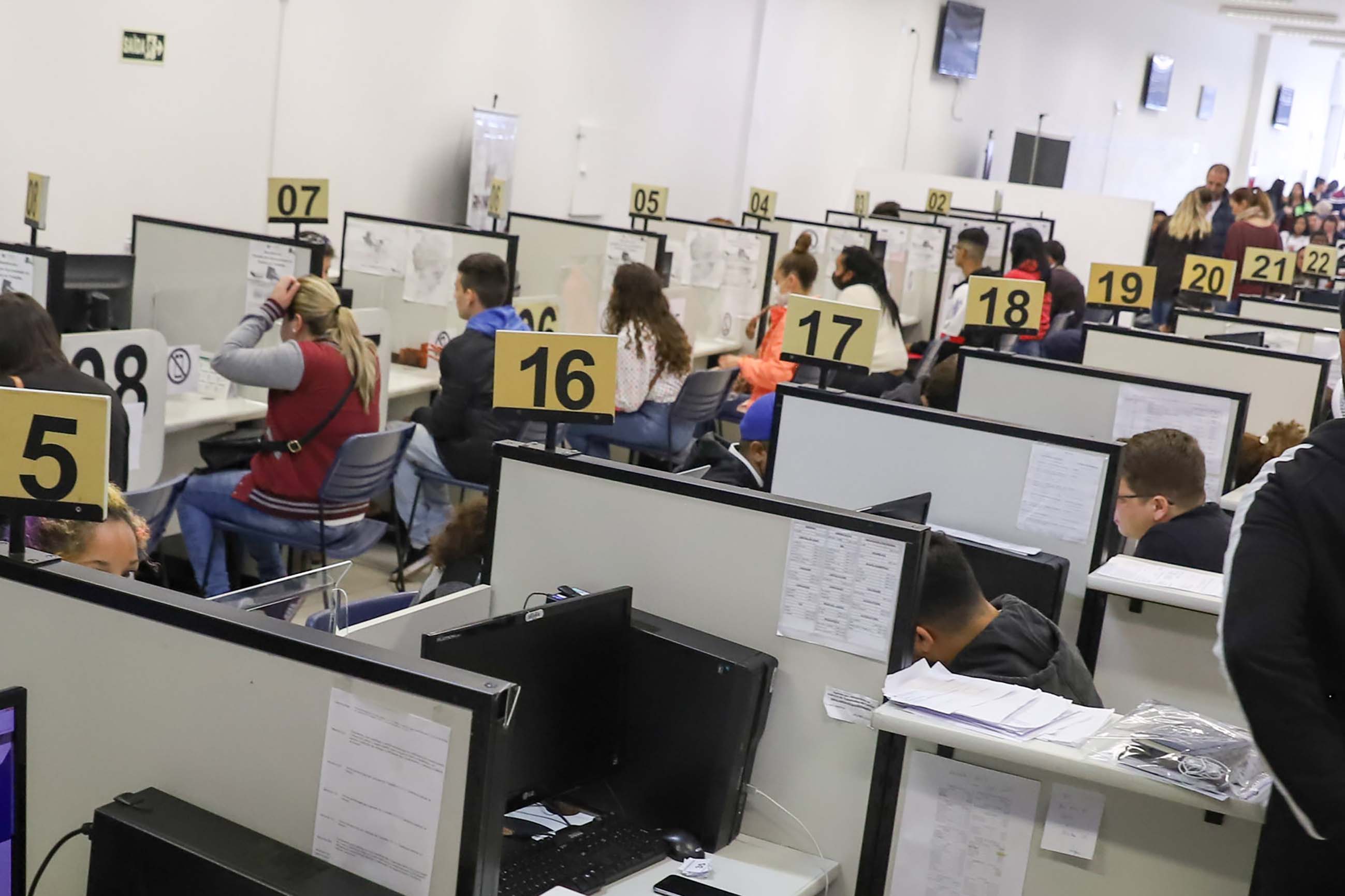 Frio no clima, mercado aquecido: Paraná tem 17,8 mil vagas de emprego abertas